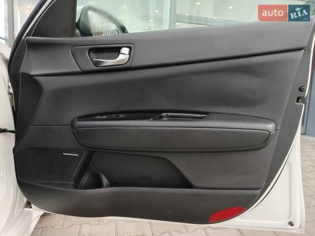 Белый Киа Оптима, объемом двигателя 2 л и пробегом 130 тыс. км за 16000 $, фото 12 на Automoto.ua