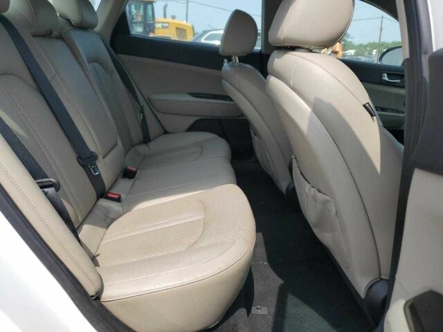 Белый Киа Оптима, объемом двигателя 2.4 л и пробегом 125 тыс. км за 2000 $, фото 9 на Automoto.ua