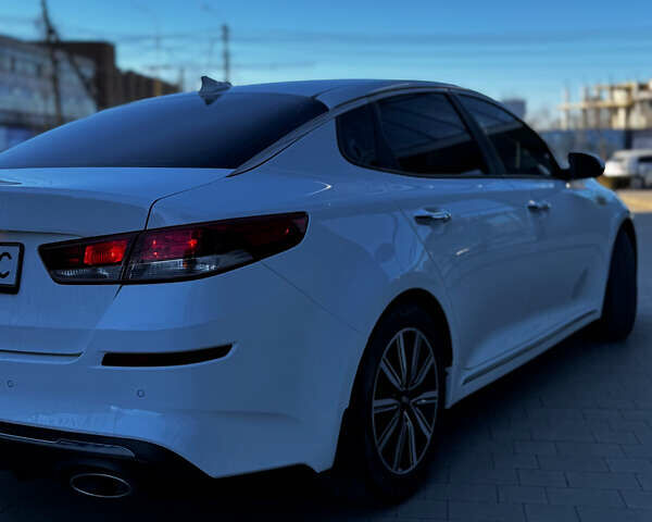 Белый Киа Оптима, объемом двигателя 1.6 л и пробегом 245 тыс. км за 14500 $, фото 5 на Automoto.ua