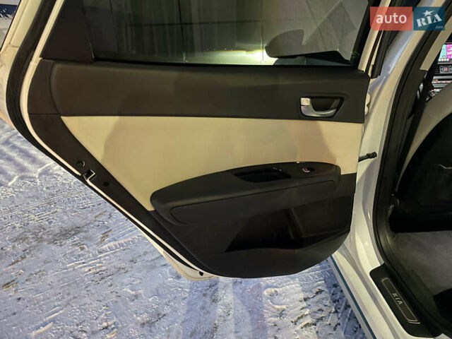 Белый Киа Оптима, объемом двигателя 2 л и пробегом 70 тыс. км за 21800 $, фото 44 на Automoto.ua