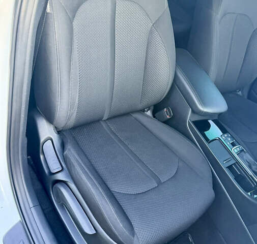 Белый Киа Оптима, объемом двигателя 1.6 л и пробегом 195 тыс. км за 15555 $, фото 24 на Automoto.ua