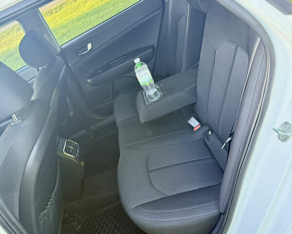 Белый Киа Оптима, объемом двигателя 1.6 л и пробегом 195 тыс. км за 15555 $, фото 25 на Automoto.ua