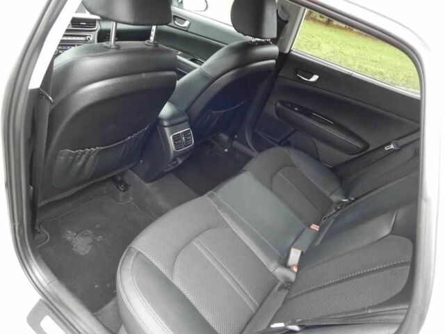 Білий Кіа Оптіма, об'ємом двигуна 0 л та пробігом 158 тис. км за 9999 $, фото 13 на Automoto.ua