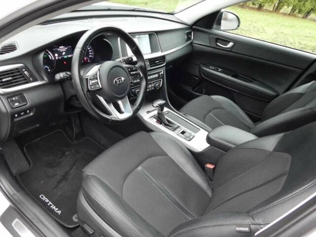 Білий Кіа Оптіма, об'ємом двигуна 0 л та пробігом 158 тис. км за 9999 $, фото 8 на Automoto.ua