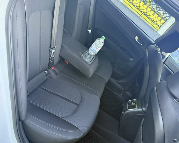 Белый Киа Оптима, объемом двигателя 1.6 л и пробегом 190 тыс. км за 16500 $, фото 26 на Automoto.ua