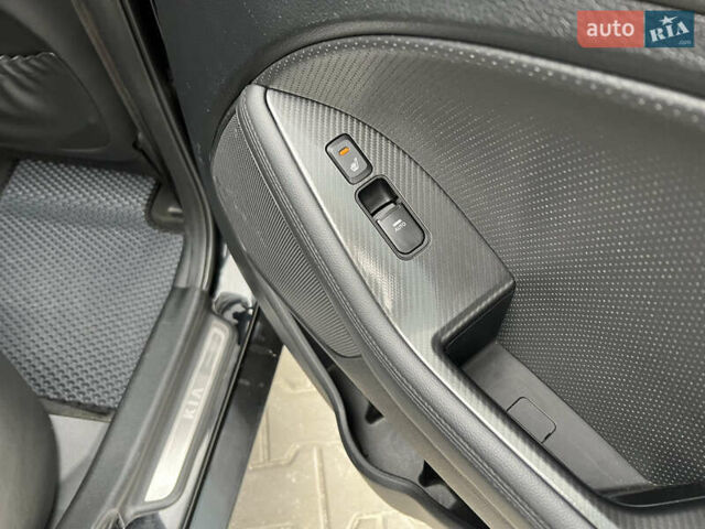 Черный Киа Оптима, объемом двигателя 2 л и пробегом 185 тыс. км за 10200 $, фото 13 на Automoto.ua