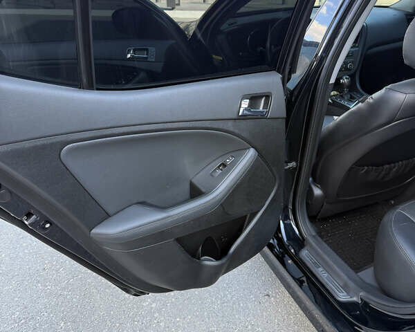 Чорний Кіа Оптіма, об'ємом двигуна 2 л та пробігом 112 тис. км за 8700 $, фото 11 на Automoto.ua