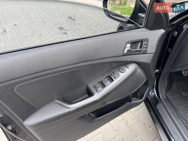 Чорний Кіа Оптіма, об'ємом двигуна 2 л та пробігом 155 тис. км за 9999 $, фото 19 на Automoto.ua