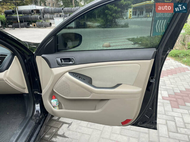 Черный Киа Оптима, объемом двигателя 2.36 л и пробегом 205 тыс. км за 8900 $, фото 12 на Automoto.ua