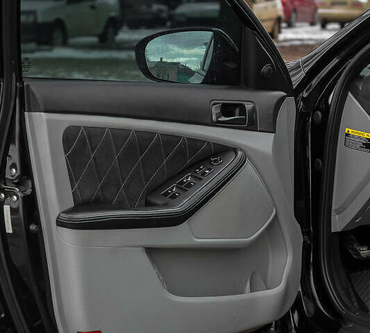 Черный Киа Оптима, объемом двигателя 2.4 л и пробегом 170 тыс. км за 10800 $, фото 10 на Automoto.ua