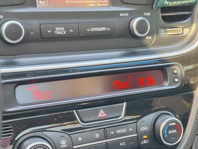 Черный Киа Оптима, объемом двигателя 2.4 л и пробегом 175 тыс. км за 10300 $, фото 16 на Automoto.ua