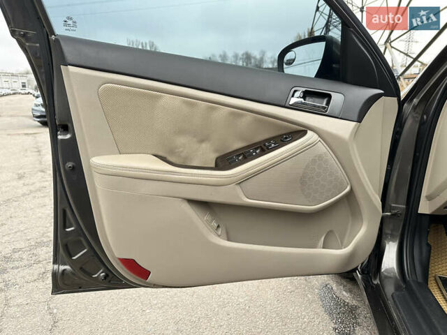 Коричневый Киа Оптима, объемом двигателя 2.36 л и пробегом 220 тыс. км за 8800 $, фото 13 на Automoto.ua