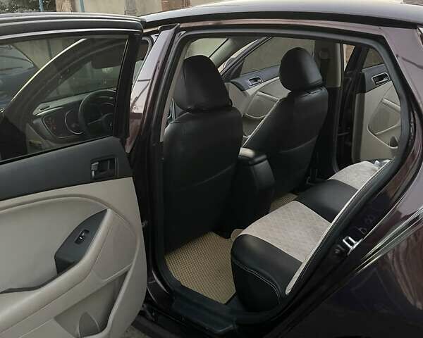 Красный Киа Оптима, объемом двигателя 0 л и пробегом 209 тыс. км за 9500 $, фото 4 на Automoto.ua