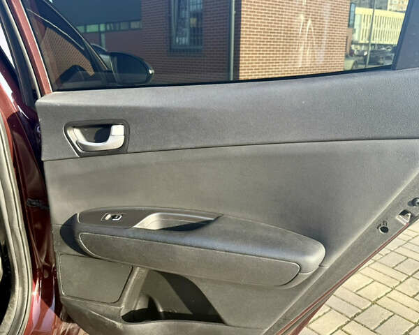 Красный Киа Оптима, объемом двигателя 2.36 л и пробегом 91 тыс. км за 10999 $, фото 24 на Automoto.ua