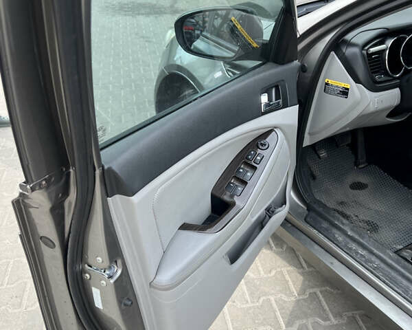 Серый Киа Оптима, объемом двигателя 2.36 л и пробегом 225 тыс. км за 7300 $, фото 7 на Automoto.ua