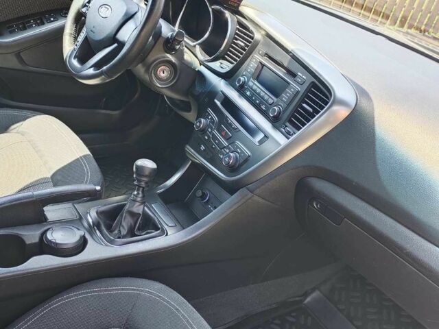 Серый Киа Оптима, объемом двигателя 2 л и пробегом 150 тыс. км за 10000 $, фото 5 на Automoto.ua