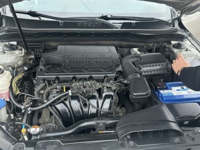 Серый Киа Оптима, объемом двигателя 2 л и пробегом 243 тыс. км за 10500 $, фото 3 на Automoto.ua