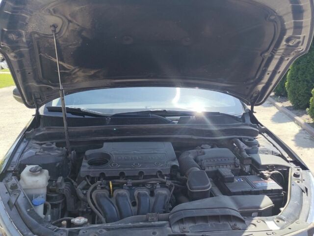 Серый Киа Оптима, объемом двигателя 2 л и пробегом 150 тыс. км за 10000 $, фото 6 на Automoto.ua