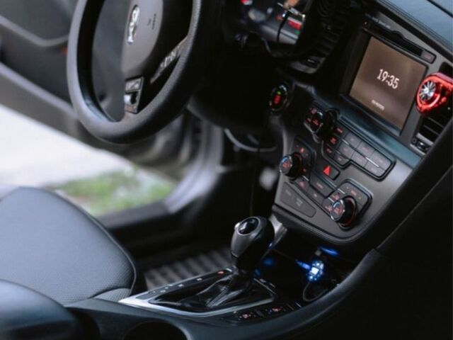Серый Киа Оптима, объемом двигателя 2 л и пробегом 238 тыс. км за 9000 $, фото 6 на Automoto.ua
