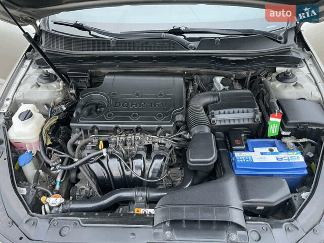 Серый Киа Оптима, объемом двигателя 2 л и пробегом 245 тыс. км за 10500 $, фото 28 на Automoto.ua