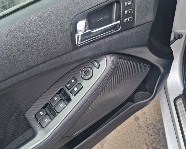 Серый Киа Оптима, объемом двигателя 2 л и пробегом 323 тыс. км за 9300 $, фото 2 на Automoto.ua