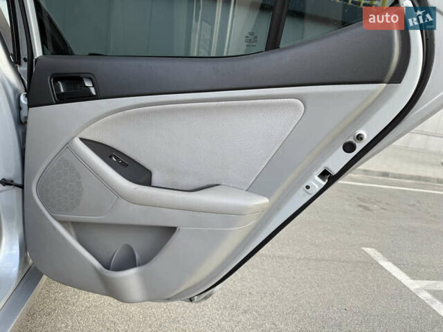 Сірий Кіа Оптіма, об'ємом двигуна 2.36 л та пробігом 196 тис. км за 7500 $, фото 24 на Automoto.ua