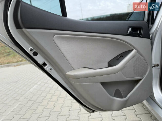 Серый Киа Оптима, объемом двигателя 2.36 л и пробегом 196 тыс. км за 7500 $, фото 25 на Automoto.ua