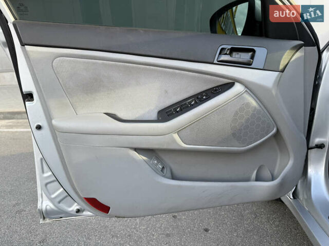 Сірий Кіа Оптіма, об'ємом двигуна 2.36 л та пробігом 196 тис. км за 7500 $, фото 12 на Automoto.ua