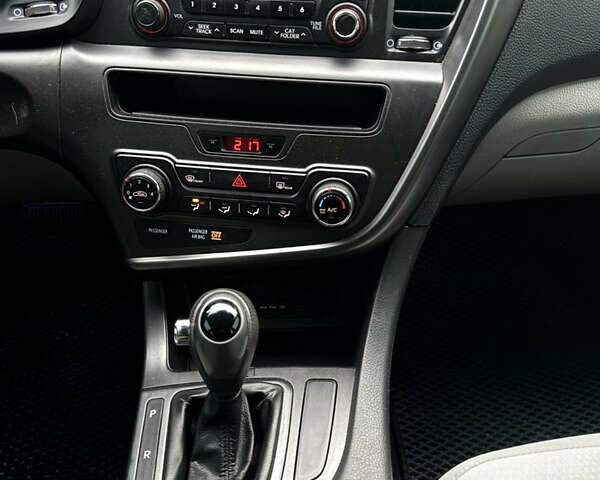 Сірий Кіа Оптіма, об'ємом двигуна 2.36 л та пробігом 196 тис. км за 7400 $, фото 21 на Automoto.ua