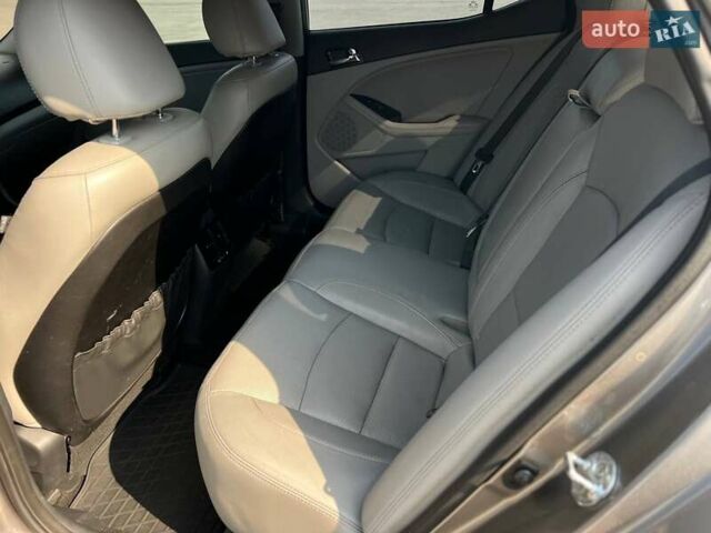 Сірий Кіа Оптіма, об'ємом двигуна 2.36 л та пробігом 190 тис. км за 7777 $, фото 13 на Automoto.ua