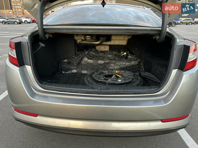 Серый Киа Оптима, объемом двигателя 2.36 л и пробегом 179 тыс. км за 10000 $, фото 7 на Automoto.ua