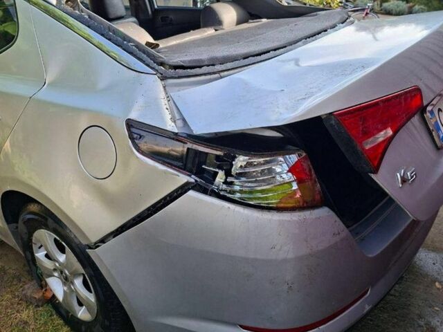 Сірий Кіа Оптіма, об'ємом двигуна 2 л та пробігом 160 тис. км за 3350 $, фото 5 на Automoto.ua