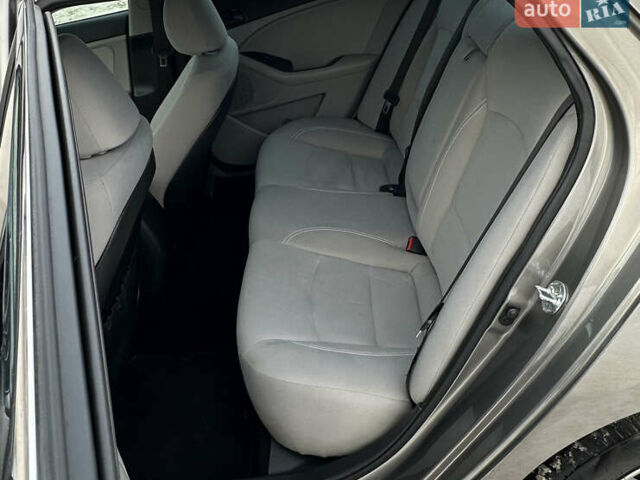 Сірий Кіа Оптіма, об'ємом двигуна 2.36 л та пробігом 190 тис. км за 10000 $, фото 12 на Automoto.ua