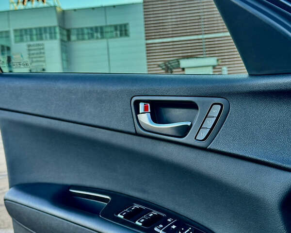 Серый Киа Оптима, объемом двигателя 2.36 л и пробегом 198 тыс. км за 12300 $, фото 5 на Automoto.ua