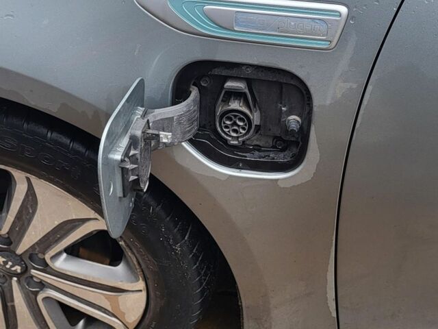 Сірий Кіа Оптіма, об'ємом двигуна 2 л та пробігом 107 тис. км за 15700 $, фото 7 на Automoto.ua