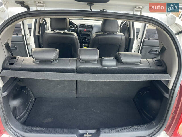 Білий Кіа Піканто, об'ємом двигуна 1 л та пробігом 116 тис. км за 3500 $, фото 28 на Automoto.ua