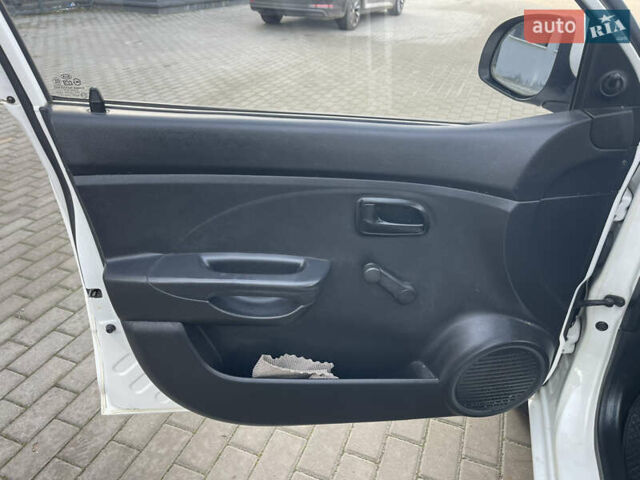 Білий Кіа Піканто, об'ємом двигуна 1 л та пробігом 116 тис. км за 3500 $, фото 15 на Automoto.ua