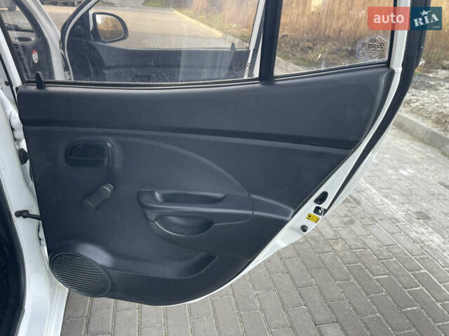 Білий Кіа Піканто, об'ємом двигуна 1 л та пробігом 116 тис. км за 3500 $, фото 26 на Automoto.ua