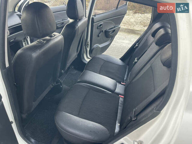 Білий Кіа Піканто, об'ємом двигуна 1 л та пробігом 116 тис. км за 3500 $, фото 16 на Automoto.ua