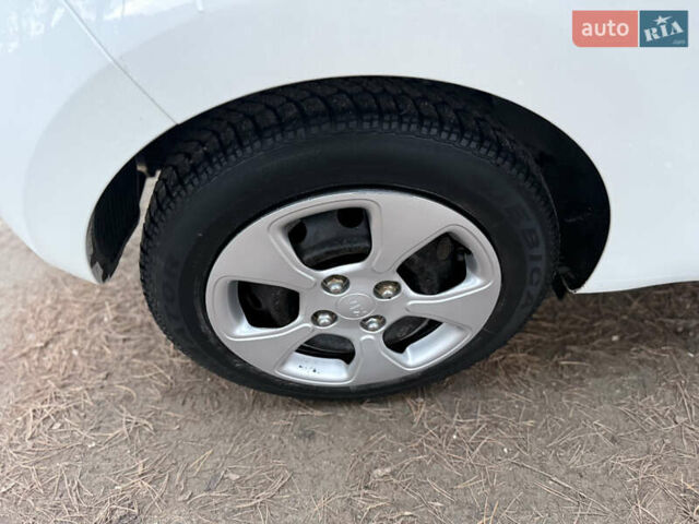 Білий Кіа Піканто, об'ємом двигуна 1.09 л та пробігом 132 тис. км за 5800 $, фото 49 на Automoto.ua