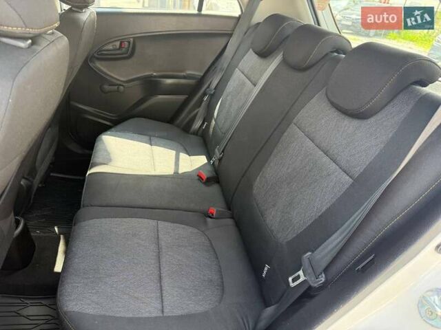 Білий Кіа Піканто, об'ємом двигуна 1 л та пробігом 161 тис. км за 6900 $, фото 9 на Automoto.ua