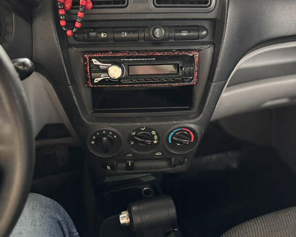 Красный Киа Пиканто, объемом двигателя 1.1 л и пробегом 181 тыс. км за 3800 $, фото 19 на Automoto.ua