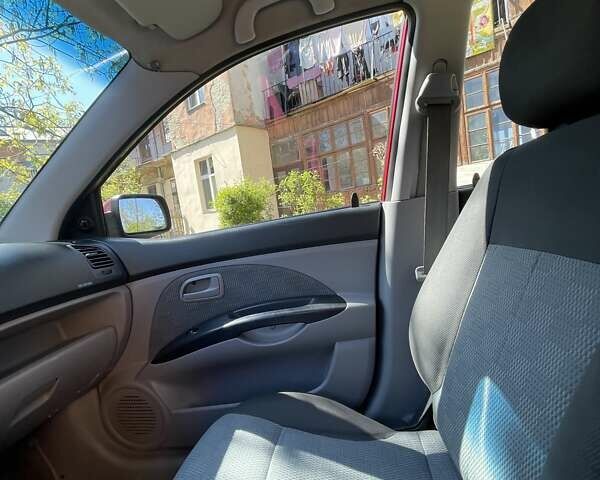 Красный Киа Пиканто, объемом двигателя 1.1 л и пробегом 270 тыс. км за 4000 $, фото 4 на Automoto.ua