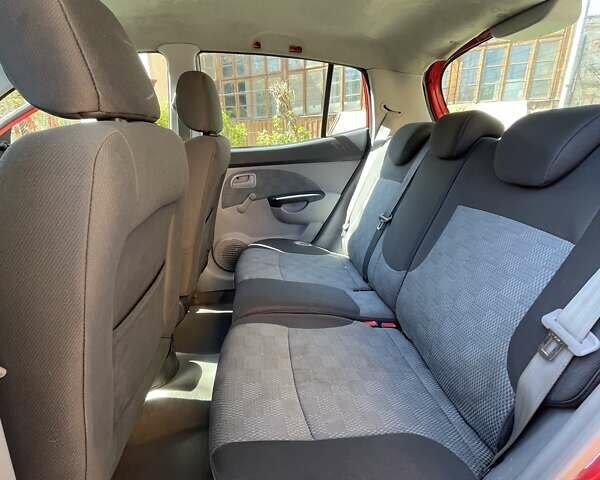 Красный Киа Пиканто, объемом двигателя 1.1 л и пробегом 270 тыс. км за 4000 $, фото 3 на Automoto.ua