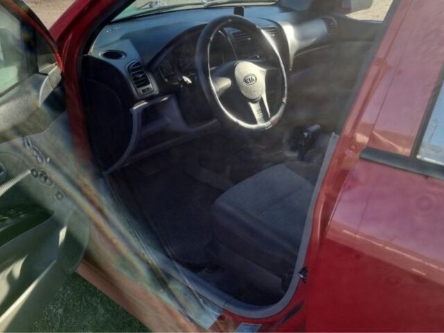 Красный Киа Пиканто, объемом двигателя 1.1 л и пробегом 200 тыс. км за 2126 $, фото 3 на Automoto.ua