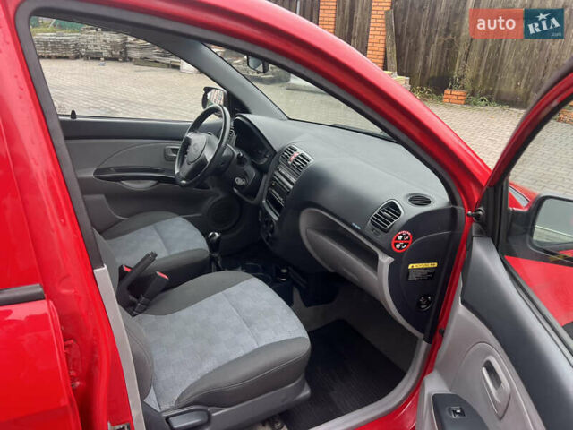 Червоний Кіа Піканто, об'ємом двигуна 1.09 л та пробігом 122 тис. км за 3800 $, фото 6 на Automoto.ua