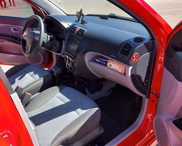 Красный Киа Пиканто, объемом двигателя 1.09 л и пробегом 152 тыс. км за 4300 $, фото 7 на Automoto.ua