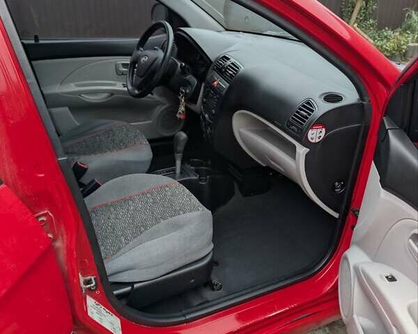 Красный Киа Пиканто, объемом двигателя 1.1 л и пробегом 200 тыс. км за 4500 $, фото 4 на Automoto.ua