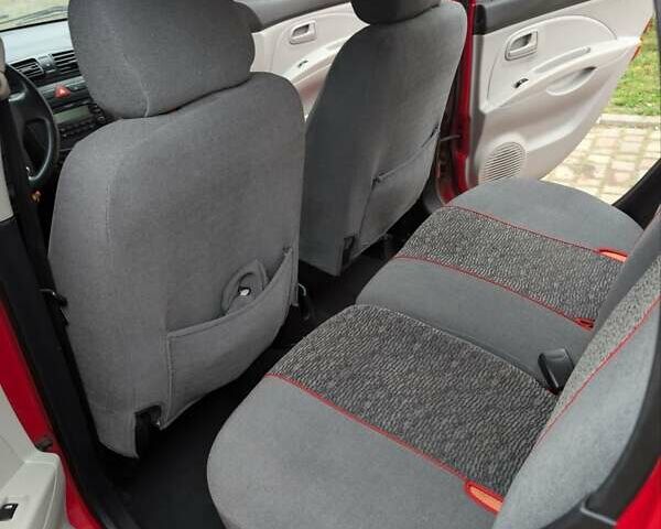 Красный Киа Пиканто, объемом двигателя 1.1 л и пробегом 200 тыс. км за 4500 $, фото 1 на Automoto.ua