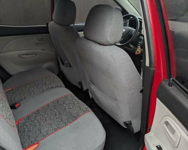 Красный Киа Пиканто, объемом двигателя 1.1 л и пробегом 200 тыс. км за 4500 $, фото 3 на Automoto.ua